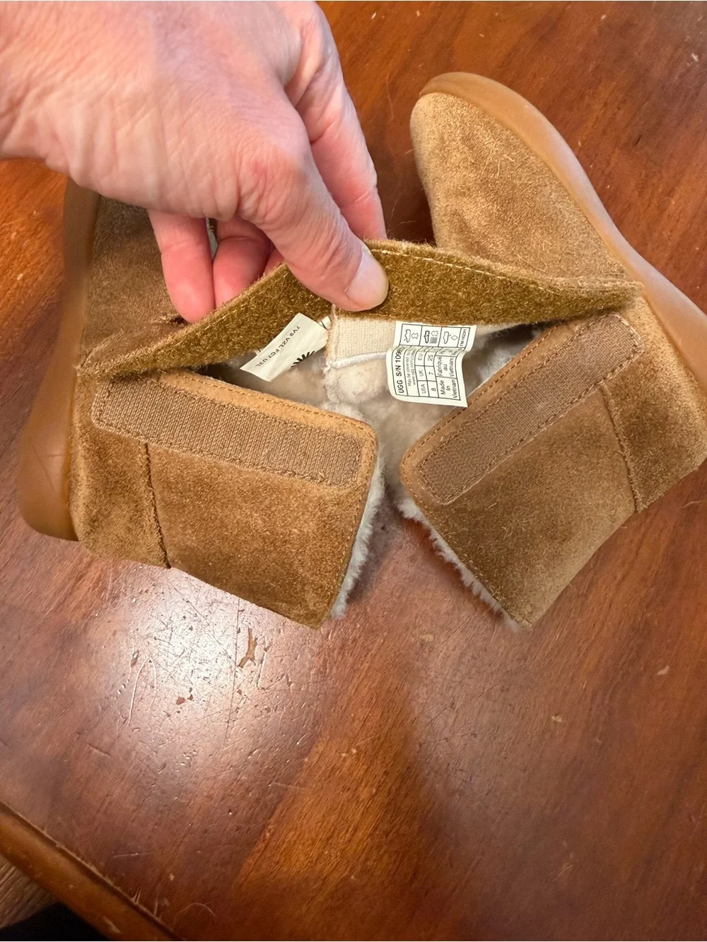 Toddler Keelan Uggs! in Chestnut  Size 8